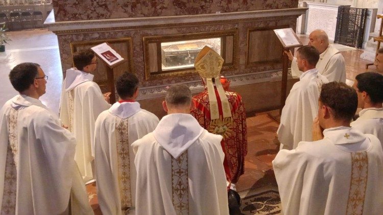 Alcuni celebranti venerano le reliquie di Sant'Agostino