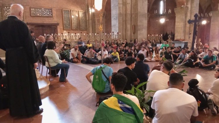 Un momento di catechesi con alcuni giovani