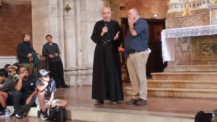 Padre Gianfranco Casagrande mentre si intrattiene con alcuni giovani
