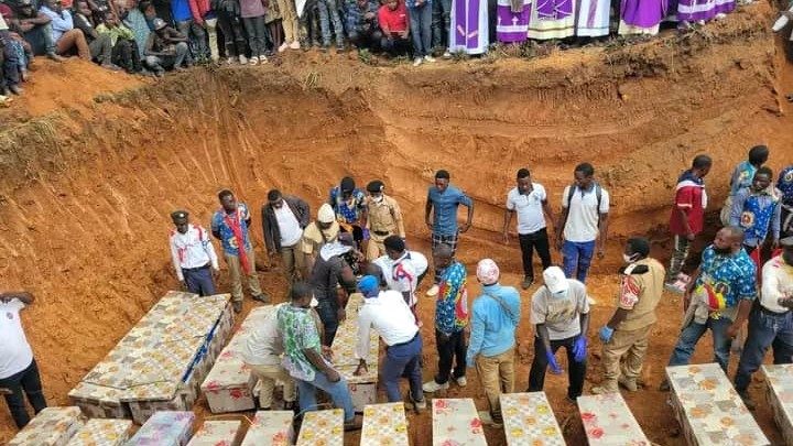 Begräbnis der Opfer in der Ortschaft Komanda