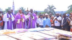 Funérailles des victimes de l'attaque de la paroisse Bienheureuse-Anuarite, dans le village de Komanda en République démocratique du Congo. 