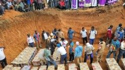 A komandai terrortámadás áldozatainak temetése