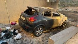 Ein Auto, das bei einem Gewaltakt gegen das Dorf Taibeh verbrannt wurde