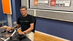 Jonny Mendes nos estúdios da Rádio Vaticano