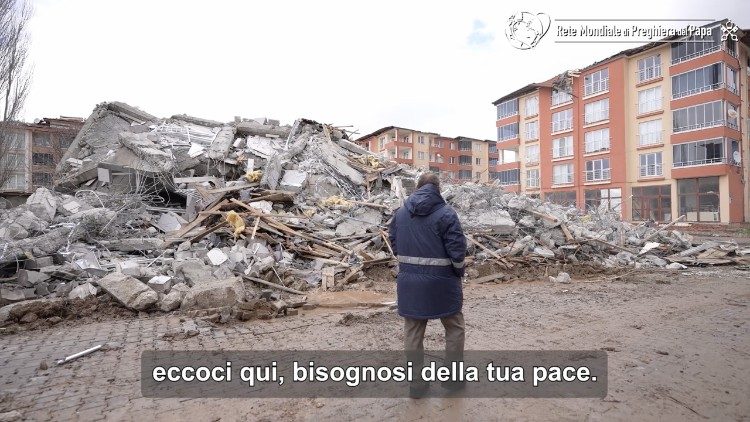 Le scene di distruzione nel video del Papa