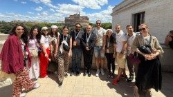 Գերապ. Գազանճեանը եւ երիտասարդներու խումբը