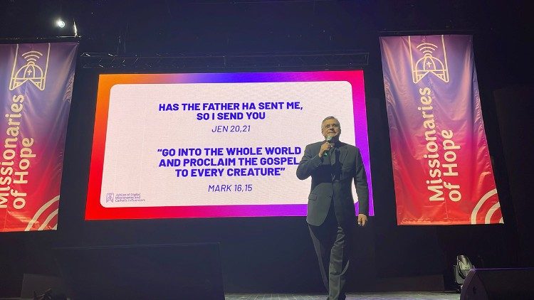 Monsignor Ruiz, segretario del Dicastero per la Comunicazione, presso l'Auditorium Conciliazione