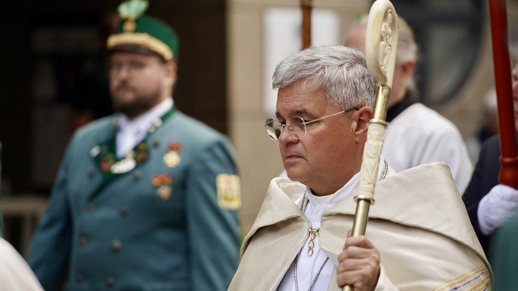 Erzbischof Udo Markus Bentz bei der Prozession