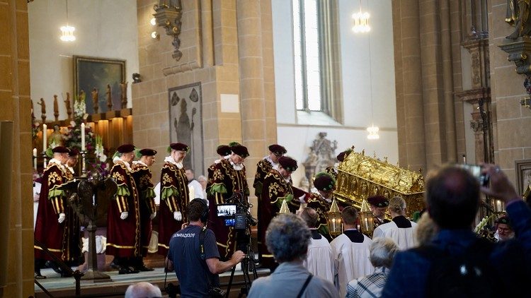 Die Reliquien des hl. Liborius werden in einem Schrein durch die Stadt getragen