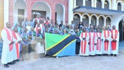 Maadhimisho ya Jubilei ya Vijana kuanzia tarehe 28 Julai hadi tarehe 3 Agosti 2025 yananogeshwa na kauli mbiu “Jubilei ya Mwaka 2025 Vijana Mahujaji wa Matumaini.” 