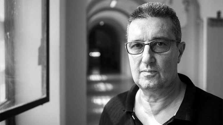 Un primo piano di Massimo