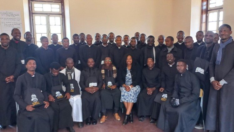 Sessão de formação dos seminaristas para a sinodalidade, no Seminário Maior P. Sikufinde do Lubango (Angola)