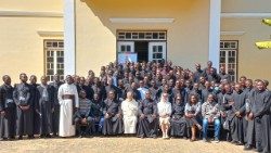 Formação de seminaristas sobre sinodalidade no 3° Acampamento Nacional do Mosaiko, Lubango (Angola)