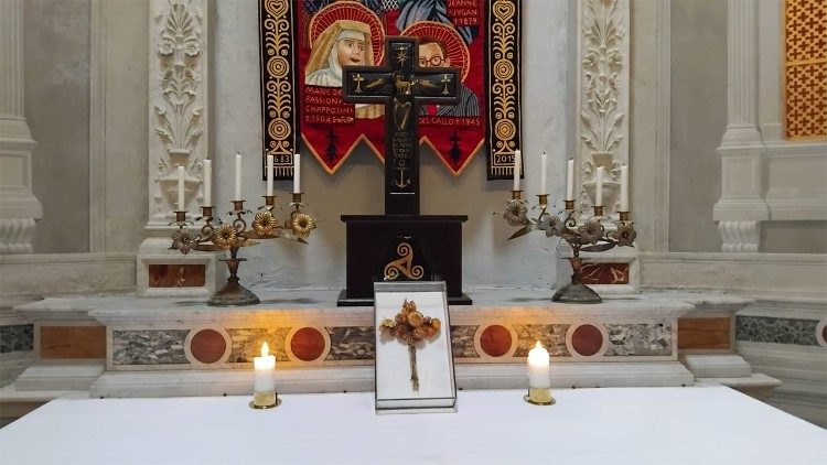 Krzyż z nieśmiertelników – niezwykła relikwia z czasów II wojny światowej