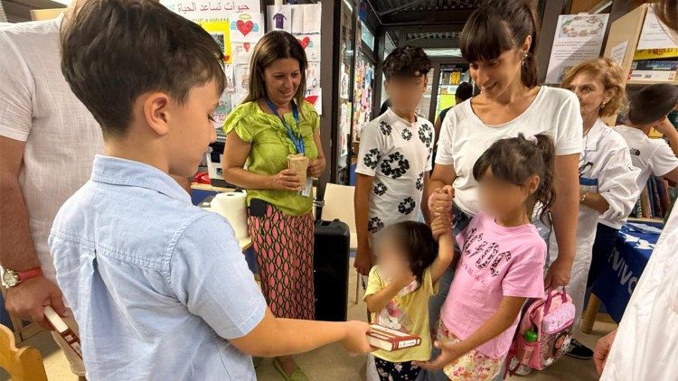 Sebastian mentre dona i libri ai piccoli pazienti