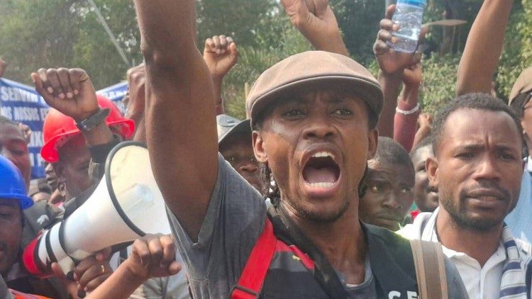 Vandalismo e saques em Luanda, na sequência da anunciada greve dos taxistas