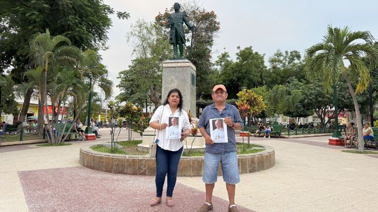 Héctor con la moglie Roxana stringono in mano una foto di Papa Leone XIV