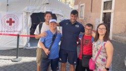 Al centro Matteo Falchi, a destra Chiara Vingione, atleti campioni del mondo