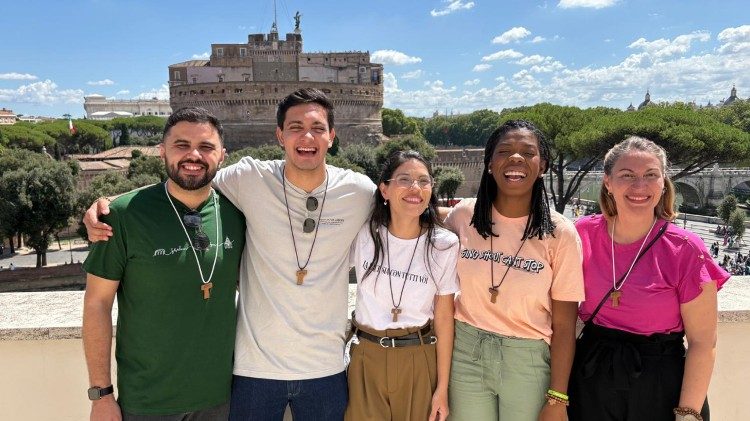 Membros da Comunidade Shalom visitam a Rádio Vaticano.