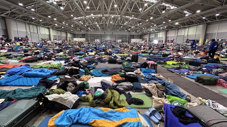 Unos veinticinco mil jóvenes pernoctan en los pabellones de la Feria de Roma, en espera de los actos del Jubileo de los Jóvenes