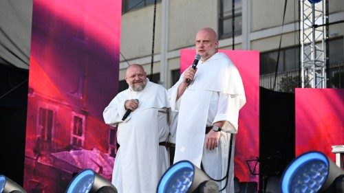 „Poproś Jezusa, by wszedł do Twego grobu” – ojcowie Szustak i Nowak w Casa Polonia