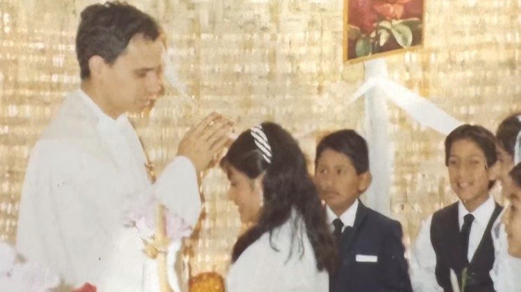Il giovane padre Robert Francis Prevost a Chulucanas durante una Cresima 