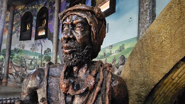 Statue an der Gedenkst&auml;tte von Namugongo