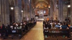 La Basilica di San Pietro in Ciel d'Oro, a Pavia, colma di giovani pellegrini diretti a Roma per il Giubileo a loro dedicato