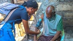 No Dia dos Avós, a UCM oferece assistência médica a idosos na Beira (Moçambique)