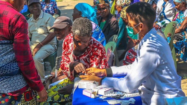 Idosos assistidos por médicos, enfermeiros, psicólogos clínicos, incluindo estudantes ...