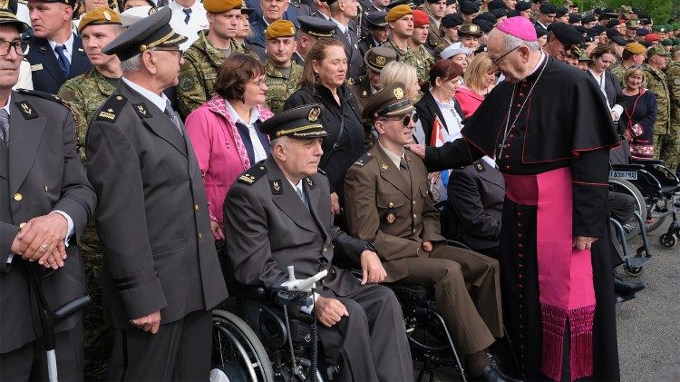 Biskup Jure Bogdan sa sudionicima Hodočašća HV i policije u Lurdu