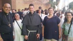 Från vänster, kaldeisk-katolske biskopen av Skandinavien Saad Sirop Hanna, sr Basma Alkas Ishak, pater Rafal Zarzycki, Elin Jönsson och Lidia Fioravanti - de 3 sistnämnda är ledningsgrupp för svenskarnas pilgrimsresa till de ungas jubelårsfirande i Rom 2025