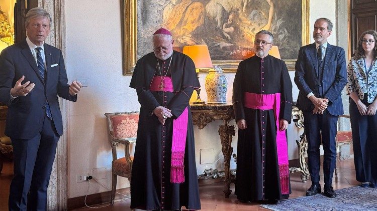 La cerimonia a Palazzo Borromeo