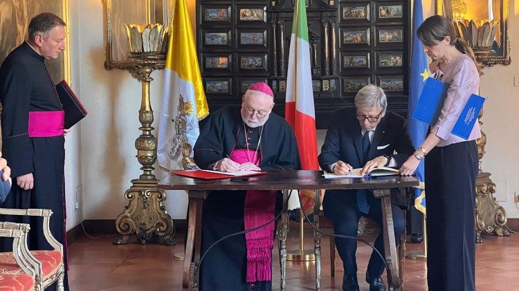 Signature de l'accord entre le Saint-Siège et l'Italie pour l'installation agrivoltaïque de Santa Maria di Galeria, le 31 juillet 2025 à l'ambassade d'Italie près le Saint-Siège à Rome. 