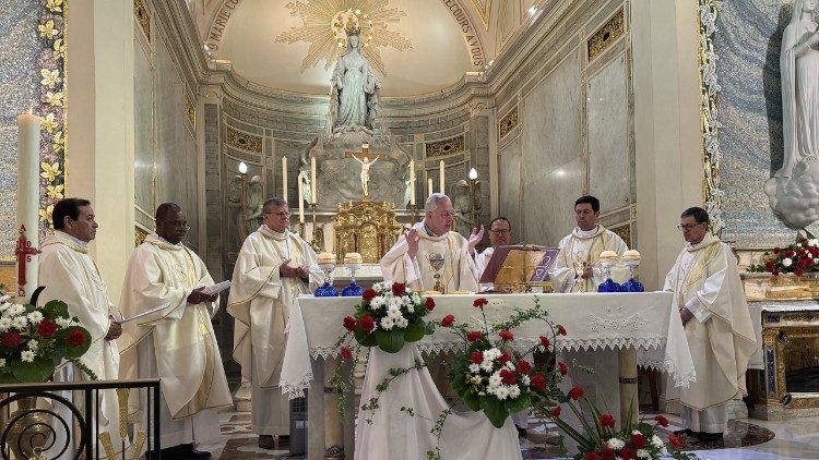 Padres concelebram missa no Santuário de Nossa Senhora da Medalha Milagrosa, onde a Virgem Maria apareceu a Santa Catalina Labouré  
