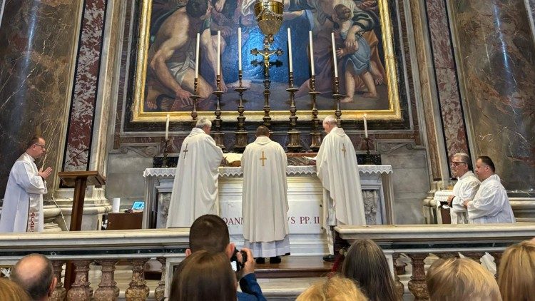 Msza św. przy grobie św. Jana Pawła II odprawiana jest w każdy czwartek o godz. 7.10