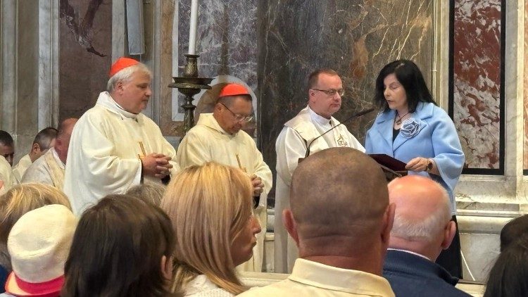 Kard. Konrad Krajewski przy grobie św. Jana Pawła II