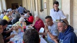 Gabriele Palagiano, 22 anni, è tra i 200 volontari che oggi hanno servito il pranzo del Primo Maggio al Collegio Irlandese
