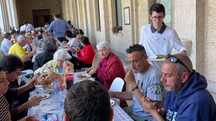 Gabriele Palagiano, 22 anni, è tra i 200 volontari che oggi hanno servito il pranzo del Primo Maggio al Collegio Irlandese