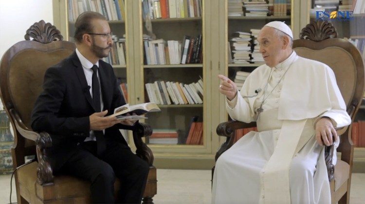 Papa Francisco com jornalista Noel Díaz na Santa Marta 