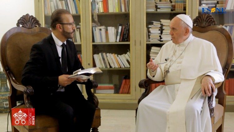Noel Díaz con Papa Francesco durante l'intervista