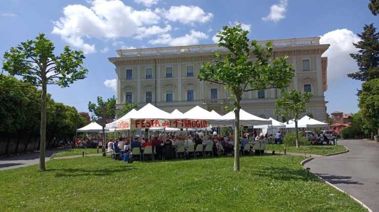 La Comunità di Sant'Egidio ha invitato a pranzo 400 poveri nel cortile del Collegio Irlandese in Via dei Santi Quattro, a Roma. 