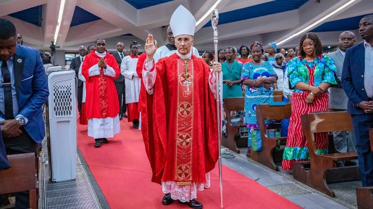 Mgr Mauricio Rueda Beltz, nonce apostolique en Côte d'Ivoire, présidant la messe de suffrage pour le Pape François.