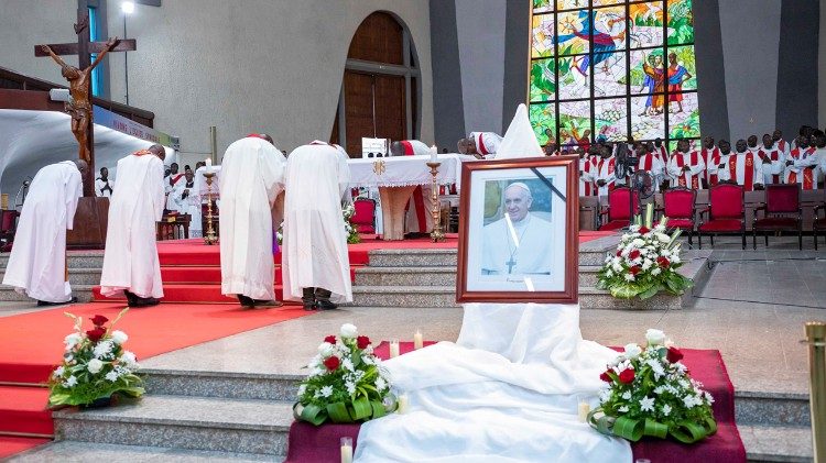 Les chrétiens ivoiriens réunis dans la cathédrale Saint-Paul d'Abidjan-Plateau, mercredi 30 avril, pour prier et rendre hommage au Pape François.