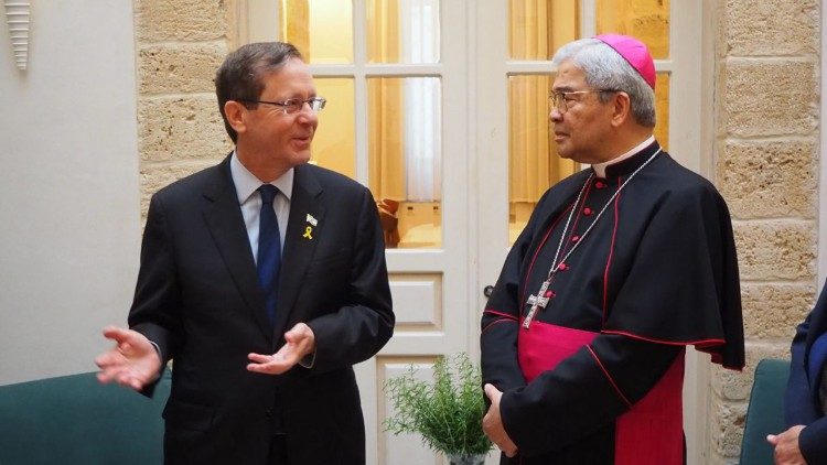 L'incontro tra il presidente Herzog e monsignor Yllana