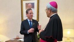 O encontro entre o presidente isarelense, Isaac Herzog, e o núncio apostólico Adolfo Tito Yllana (Vatican Media)