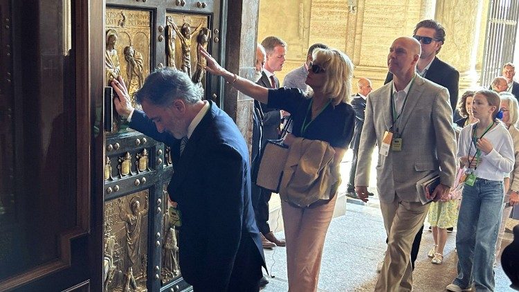 Peregrinos pasan por la Puerta Santa