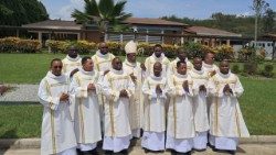 Les 12 nouveaux diacres ordonnés par Mgr Alexis Touabli, évêque d'Agboville, samedi 26 avril 2025 à Abidjan.
