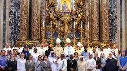 El Cardenal Timothy Dolan, junto a los becarios de la Beca San Juan Pablo II radicados en Roma, tras la celebración de la Santa Misa en la Basílica de Santa María la Mayor.