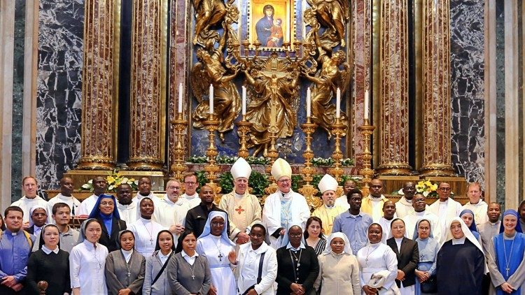 El Cardenal Timothy Dolan, junto a los becarios de la Beca San Juan Pablo II radicados en Roma, tras la celebración de la Santa Misa en la Basílica de Santa María la Mayor.